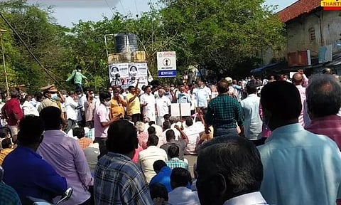 மின்துறை தனியார் மயமாக்கம்: புதுச்சேரியில் 2-வது நாளாக மின்வாரிய ஊழியர்கள் போராட்டம்