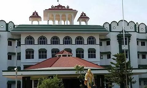 மனித கழிவுகளை மனிதனே அள்ளுவது அவலம்: மாவட்ட கலெக்டர்களை பணியிடை நீக்க நேரிடும் - ஐகோர்ட்டு மதுரை கிளை எச்சரிக்கை