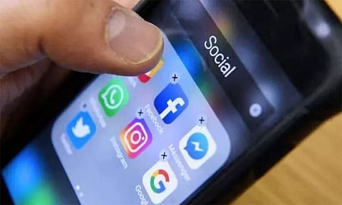 இலங்கையில் அரசு ஊழியர்கள் சமூக வலைத்தளங்களை பயன்படுத்த தடை