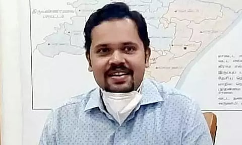 வாக்காளர் அடையாள அட்டையுடன் ஆதார் எண்ணை இணைக்கும் சிறப்பு முகாம் - 1-ந்தேதி நடக்கிறது