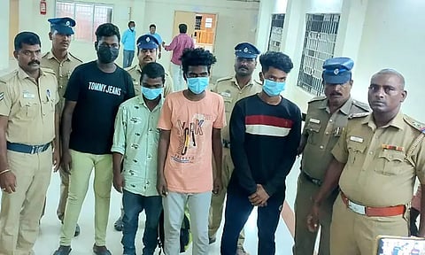 4 பேர் திண்டிவனம் கோர்ட்டில் சரண்