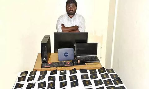 வெளிநாட்டில் வேலை வாங்கி தருவதாக ரூ.1 லட்சம் மோசடி வாலிபர் கைது; 45 போலி பாஸ்போர்ட்டுகள் பறிமுதல்