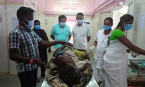 உயிருக்கு போராடிய திருநங்கையை மருத்துவமனையில் சேர்த்த சமூக ஆர்வலர்கள்