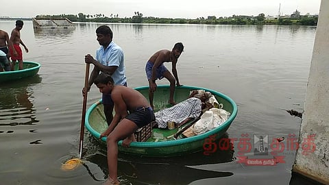 ஆற்றில் குதித்து மூதாட்டி தற்கொலை முயற்சி