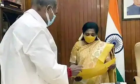 தீவிரமடையும் மின்வாரிய ஊழியர்களின் போராட்டம்: முதல்-அமைச்சர் ரங்கசாமி உடன் கவர்னர் தமிழிசை சவுந்தரராஜன் ஆலோசனை