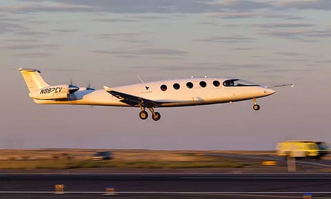 உலகின் முதல் மின்சார பயணிகள் விமானம் வெற்றிகரமாக வானில் பறந்தது!