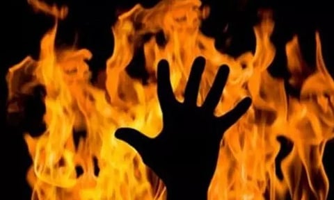 கியாஸ் சிலிண்டர் குடோனில் தீ விபத்து: உடல் கருகிய 2 பேர் பலி - ஊராட்சி மன்ற தலைவர் உள்பட 5 பேர் மீது வழக்கு