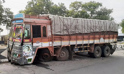 காங்கயம் அருகே லாரி சாலையின் மைய தடுப்பில் மோதி விபத்துக்குள்ளானது.