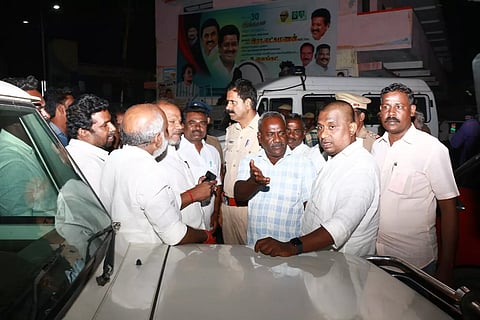 ஆவின் பாலகத்தை காலி செய்ய வந்த அதிகாரிகளிடம் அ தி மு க வினர் வாக்குவாதம்