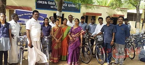 மாணவர்களுக்கு இலவச சைக்கிள்