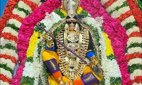 குலசை தசரா திருவிழா: முத்தாரம்மன் இன்று மிகிசாசுரமர்த்தினி திருக்கோலத்தில் பவனி