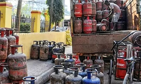 வணிக பயன்பாட்டிற்கான சமையல் எரிவாயு சிலிண்டர் விலை குறைப்பு..!