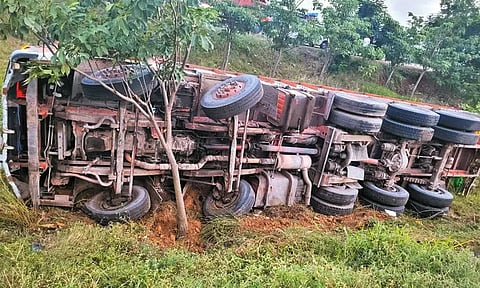 முன்பக்க டயர் வெடித்ததால் சாலையோர பள்ளத்தில் லாரி கவிழ்ந்து 2 பேர் பலி - 3 பேர் படுகாயம்