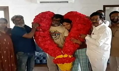 'நானே வருவேன்' வெற்றி கொண்டாட்டம் - செல்வராகவனுக்கு மாலை அணிவித்து கலைப்புலி எஸ்.தாணு வாழ்த்து