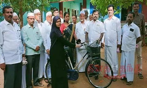 பள்ளி மாணவ-மாணவிகளுக்கு இலவச சைக்கிள்