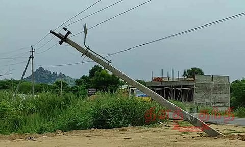 சாய்ந்து கிடக்கும் மின்கம்பத்தால் பொதுமக்கள் அச்சம்