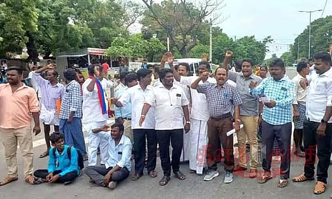 மாணவர் சேர்க்கை கலந்தாய்வில் முறைகேடு நடைபெறுவதாக மாணவர்கள் சாலை மறியல்