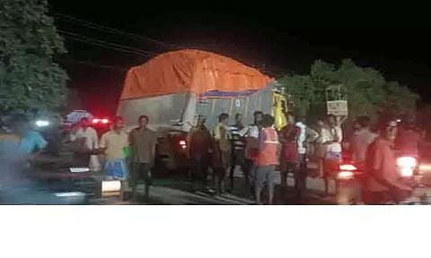 போக்குவரத்து இடையூறு ஏற்படுத்திய லாரிகள் சிறைபிடிப்பு