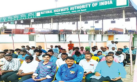 பணிநீக்கம் செய்ததை கண்டித்து திருமாந்துறை சுங்கச்சாவடி பணியாளர்கள் காத்திருப்பு போராட்டம்