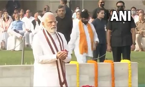 மகாத்மா காந்தி நினைவிடத்தில் பிரதமர் மோடி மரியாதை