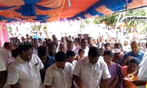 பகுதி நேர நியாய விலைக்கடை திறப்பு விழா - அரசு பேனருக்கு பதில் திமுக கொடி கட்டப்பட்டதால் சர்ச்சை