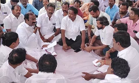 உளுந்தூர்பேட்டை சுங்கச்சாவடியில் பணிநீக்கம் செய்யப்பட்ட ஊழியர்கள் 2-வது நாளாக போராட்டம் எம்.எல்.ஏ.க்கள் பேச்சுவார்த்தை