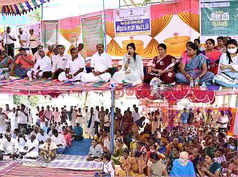 அரசின் நலத்திட்டங்களை பொதுமக்கள் முழுமையாக அறிந்து கொள்வது அவசியம்- கலெக்டர் காயத்ரி கிருஷ்ணன்