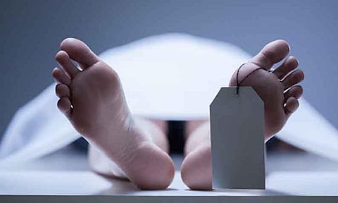 மினி வேன் மோதி தி.மு.க. பிரமுகர் பலி