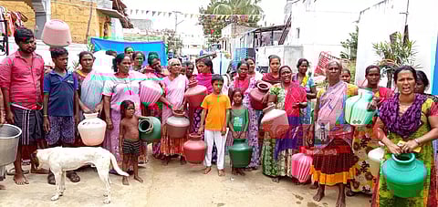 குடிநீர் வினியோகம் செய்யக்கோரி காலிக்குடங்களுடன் திரண்ட பொதுமக்கள்