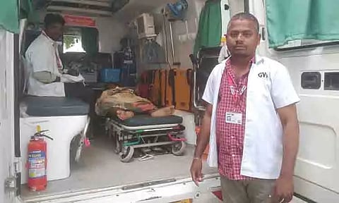 108 ஆம்புலன்சில் பெண்ணுக்கு பிரசவம்; அழகான ஆண் குழந்தை பிறந்தது