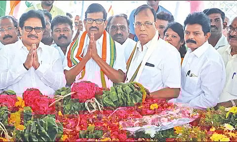 48-வது நினைவு தினம் அனுசரிப்பு: காமராஜர் நினைவிடத்தில் அரசியல் தலைவர்கள் அஞ்சலி