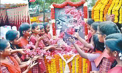 154-வது பிறந்தநாள்: காந்தி சிலைக்கு கவர்னர் ஆர்.என்.ரவி, முதல்-அமைச்சர் மு.க.ஸ்டாலின் மரியாதை