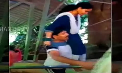 மனைவியை தோளில் தூக்கி மலையேறிய கணவன் - மனைவியின் சவாலை ஏற்று சாகசம்