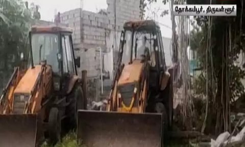 5 பொக்லைனால் இடித்து தள்ளப்பட்ட ராட்சத தீண்டாமை சுவர்!-கும்மிடிப்பூண்டியில் போலீசார் குவிப்பு