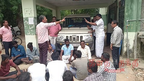 பணிதள பொறுப்பாளர் மீது நடவடிக்கை எடுக்கக்கோரி வாகனம் சிறைபிடிப்பு