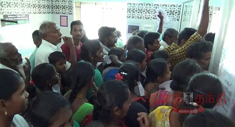 பாலக்கோடு அரசு ஆஸ்பத்திரியில் சிகிச்சைக்காக அலைமோதும் நோயாளிகள் கூடுதல் டாக்டர்களை நியமிக்க கோரிக்கை