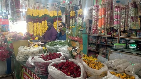 சரசுவதி, ஆயுத பூஜையையொட்டி பூக்கள் விலை அதிகரிப்பு