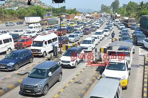 போக்குவரத்து நெரிசலில் சிக்கி தவிக்கும் சுங்கச்சாவடி