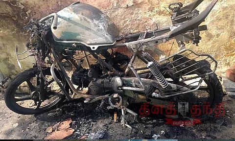 மோட்டார் சைக்கிள், மொபட்டுக்கு தீ வைப்பு