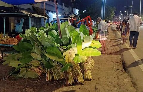 தேனியில் களைகட்டிய பூஜை பொருட்கள் விற்பனை