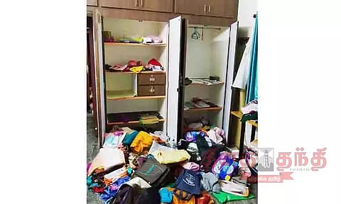 அ.ம.மு.க. பிரமுகர் வீடு உள்பட 2 வீடுகளில் 41 பவுன் நகைகள்-பணம் கொள்ளை