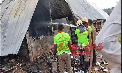 டி.என்.பாளையம் அருகே வீடு தீப்பிடித்து எரிந்தது; ரூ.2 லட்சம்-2 பவுன் நகை கருகி நாசம்