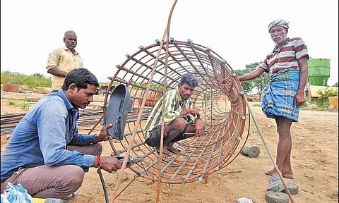 கொசஸ்தலை ஆற்றின் குறுக்கே கட்டப்படும் மேம்பால பணியை விரைந்து முடிக்க வேண்டும் - பொதுமக்கள் கோரிக்கை