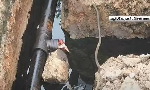 சென்னையில் குடிநீர் குழாய் பதிப்பதற்காக தோண்டப்பட்ட குழியில் எண்ணெய் கசிந்ததால் பரபரப்பு