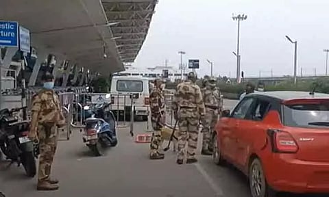 பி.எப்.ஐ. அமைப்பு தடை எதிரொலி - சென்னை விமான நிலையத்தில் வாகனங்கள் தீவிர சோதனை