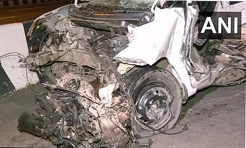 ஏற்கெனவே விபத்து ஏற்பட்டு மீட்பு பணிகள் நடைபெற்று கொண்டிருந்த இடத்தில் வேகமாக வந்த கார் மோதி மீண்டும் விபத்து - 5 பேர் பலி