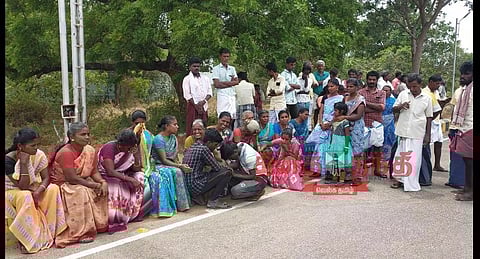 மின்சாரம் தாக்கி ஊழியர் பலி: உடலை வாங்க மறுத்து உறவினர்கள் போராட்டம்