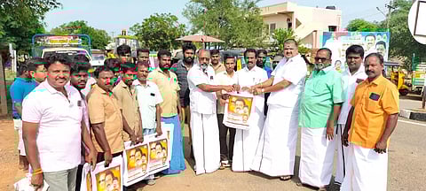 ஆயுதபூஜையையொட்டி டிரைவர்களுக்கு புத்தாடை