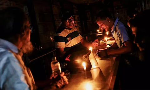 தொழில்நுட்ப கோளாறுகளால் மின்தடை இருளில் மூழ்கிய வங்காளதேசம்