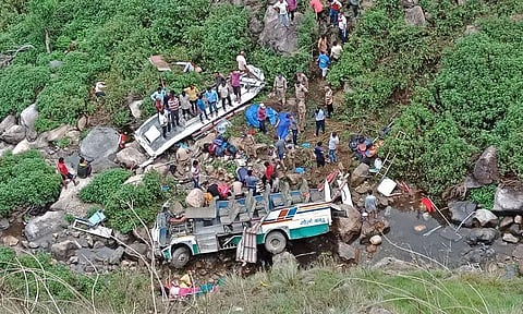 உத்தரகாண்ட்: பள்ளத்தாக்கில் பஸ் கவிழ்ந்த விபத்தில் பலி எண்ணிக்கை 33-ஆக உயர்வு